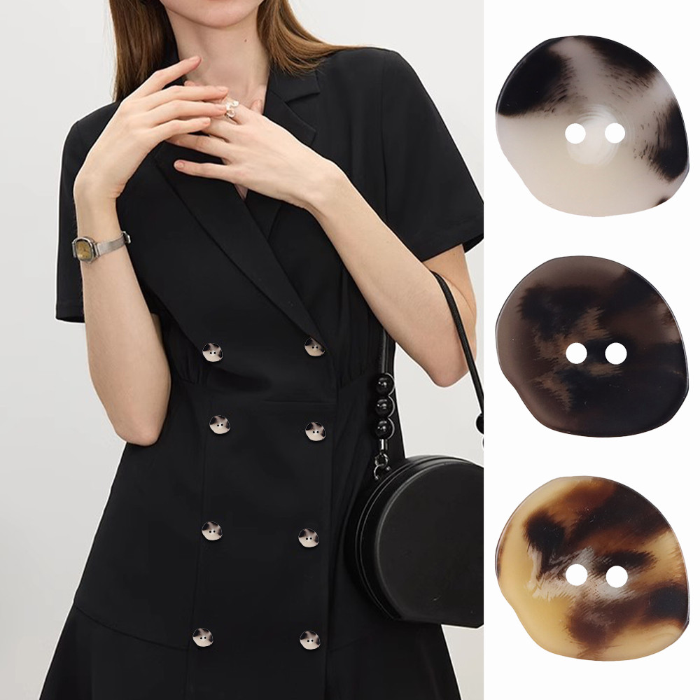 10ชิ้นที่ทันสมัยเรซิ่นปุ่ม2หลุมผิดปกติรูปร่างปุ่ม15/20/25มิลลิเมตรสําหรับเสื้อกันหนาวและเสื้อโค้ท,สีดํา/สีขาว/สีน้ําตาลพรีเมี่ยมพื้นผิวปุ่มชุ