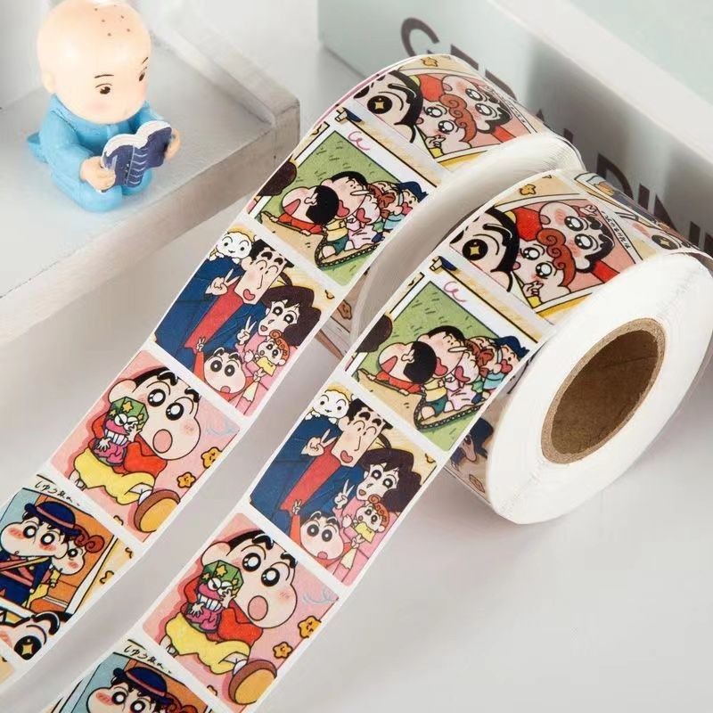 500 ชิ้น/ม้วน Crayon Shin-chan สติกเกอร์เทปการ์ตูนสติกเกอร์ฉลาก DIY ตกแต่ง