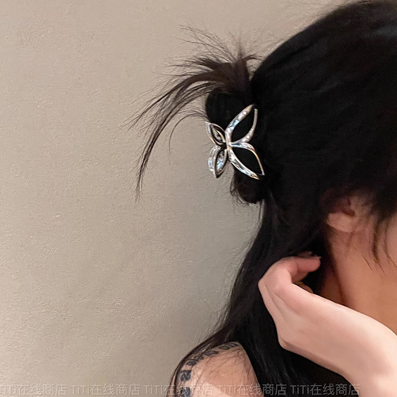 ผู้หญิงผมหางม้าสูงครึ่งผูกผมกลวงโลหะผีเสื้อหนีบ