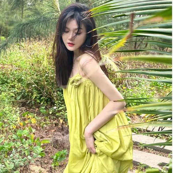 เดรสคนอ้วน เดรสคุณหนู เดรสปาดไหล่ High-End แฟชั่นภาษาฝรั่งเศสคํา Rose สลิงชุดผู้หญิงฤดูร้อนกระโปรงสี