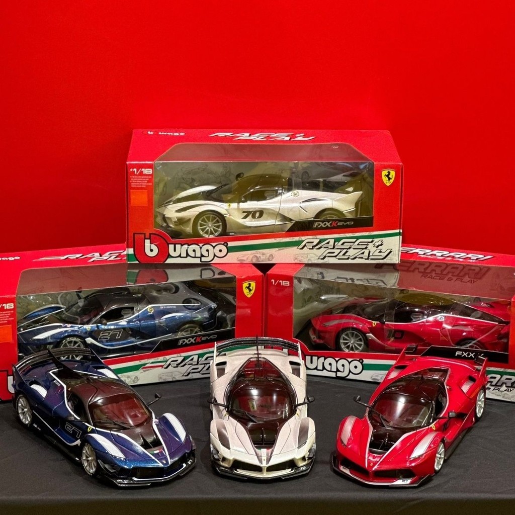 B Ferrari 1: 18FXXK-EVO สีแดงสีฟ้าสีขาวจําลองรถรุ่นคอลเลกชันของขวัญเด็กชาย