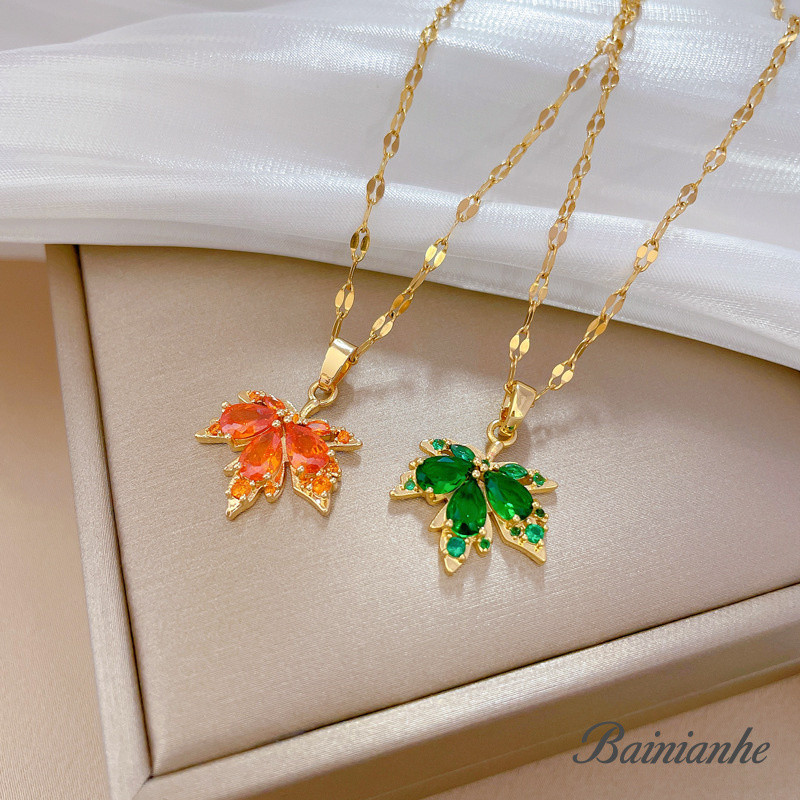 [เหล็กไทเทเนียม] สร้อยคอชุบทอง18K สร้อยคอจี้ใบเมเปิ้ลสีแดงโซ่กระดูกไหปลาร้าแมทช์ง่ายโซ่เหล็กไทเทเนียมของขวัญคู่รัก