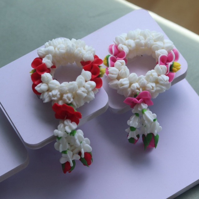 new arrivals พวงมาลัยมืออุบะสีขาวกลีบแดง และ ชมพูงานดินปั้น กว้าง 2” สูง 4”