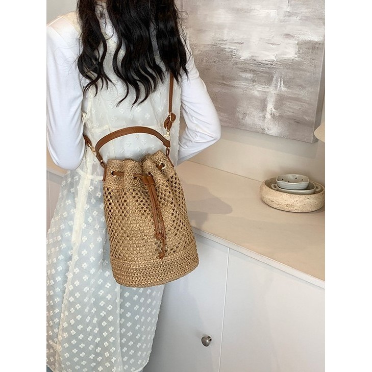 กระเป๋าสาน Bucket bag ทรงจีบ สายหนัง มีสายยาว P125