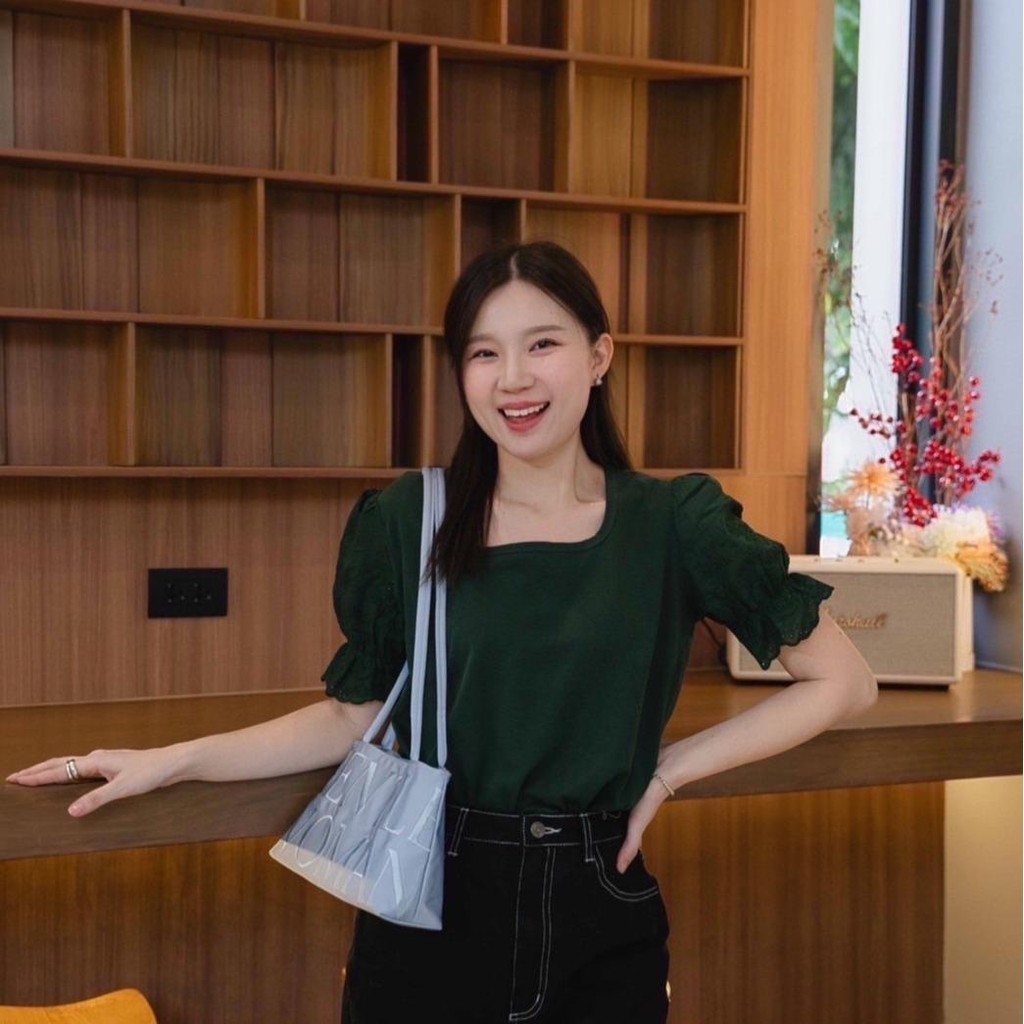 เสื้อยืดคอเหลี่ยม แต่งตุ๊กตา ผ้าลูกไม้ อกใหญ่ ผ้ายูนิ เกรด A เนื้อผ้านุ่ม A21 Chom KOB FTP84