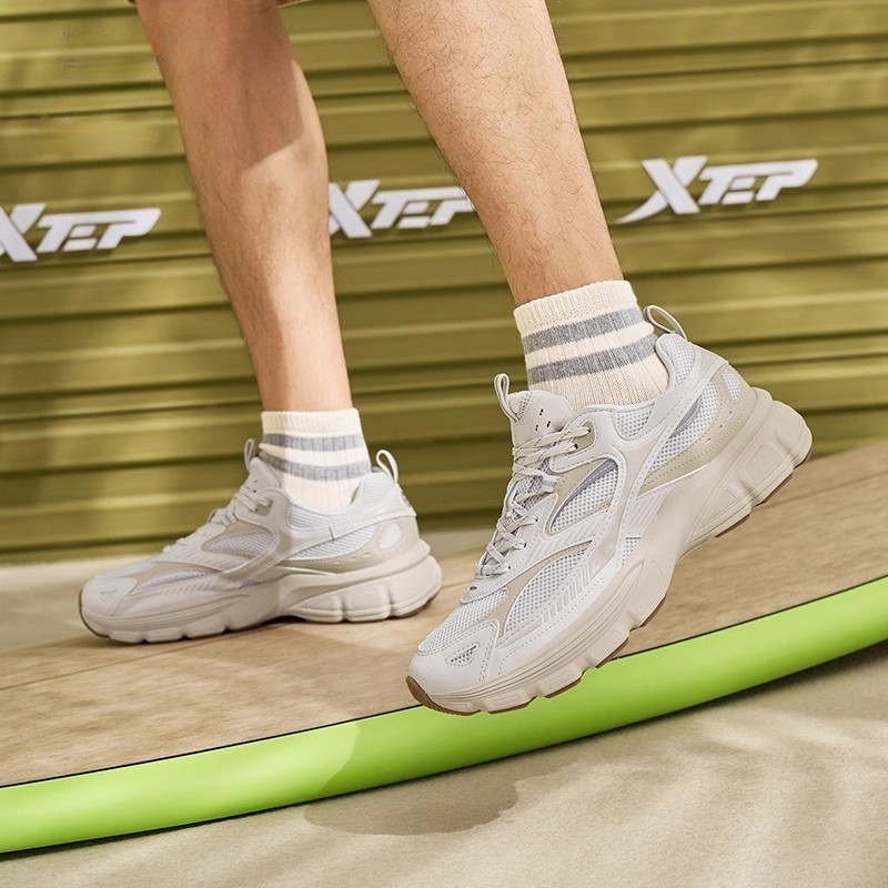 【xtep】QIYUAN 2000 | รองเท้าลําลองผู้ชายน้ําหนักเบากีฬารองเท้าพ่อย้อนยุคกลางแจ้ง