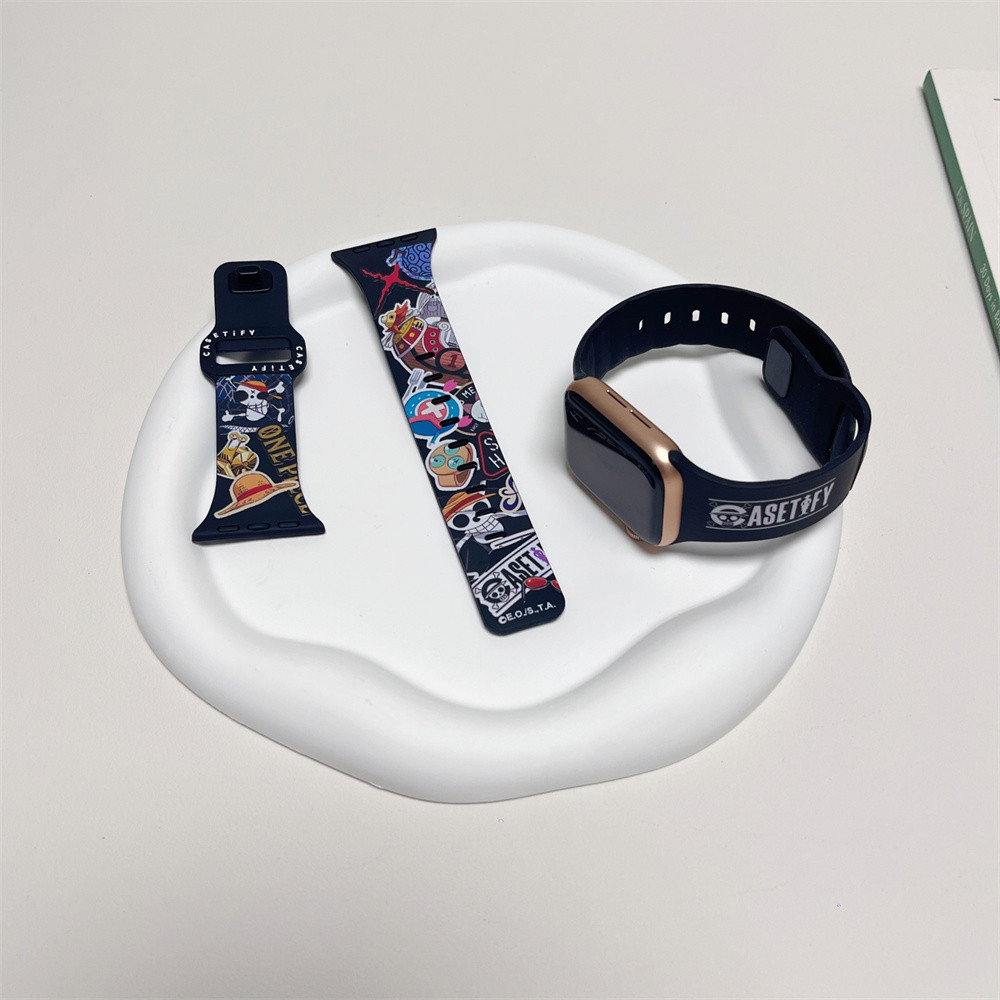 Casetifg อะนิเมะ One Piece แท็กคุณภาพสูงกีฬานาฬิกาซิลิโคนสําหรับ Apple Watch Series 8 7 6 5 SE 4 Series9 Series10 สาย 40 มม.41 มม.44 มม.45 มม.42 มม.49 มม.38 มม.พร้อมกล่อง