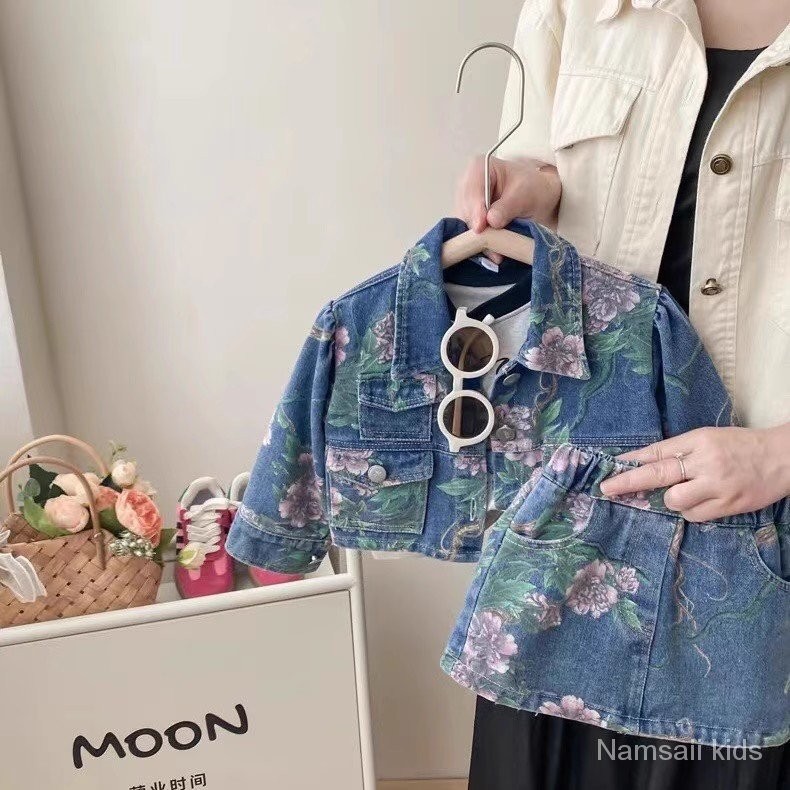 🔥พร้อมส่ง🔥 A-010 ชุดเซท 2 ชิ้นชุดยีนส์เด็กผู้หญิงใหม่ฤดูใบไม้ร่วง แฟชั่น แจ็คเก็ตยีนส์ลายดอกไม้และกระโปรง ชุดสองชิ้น