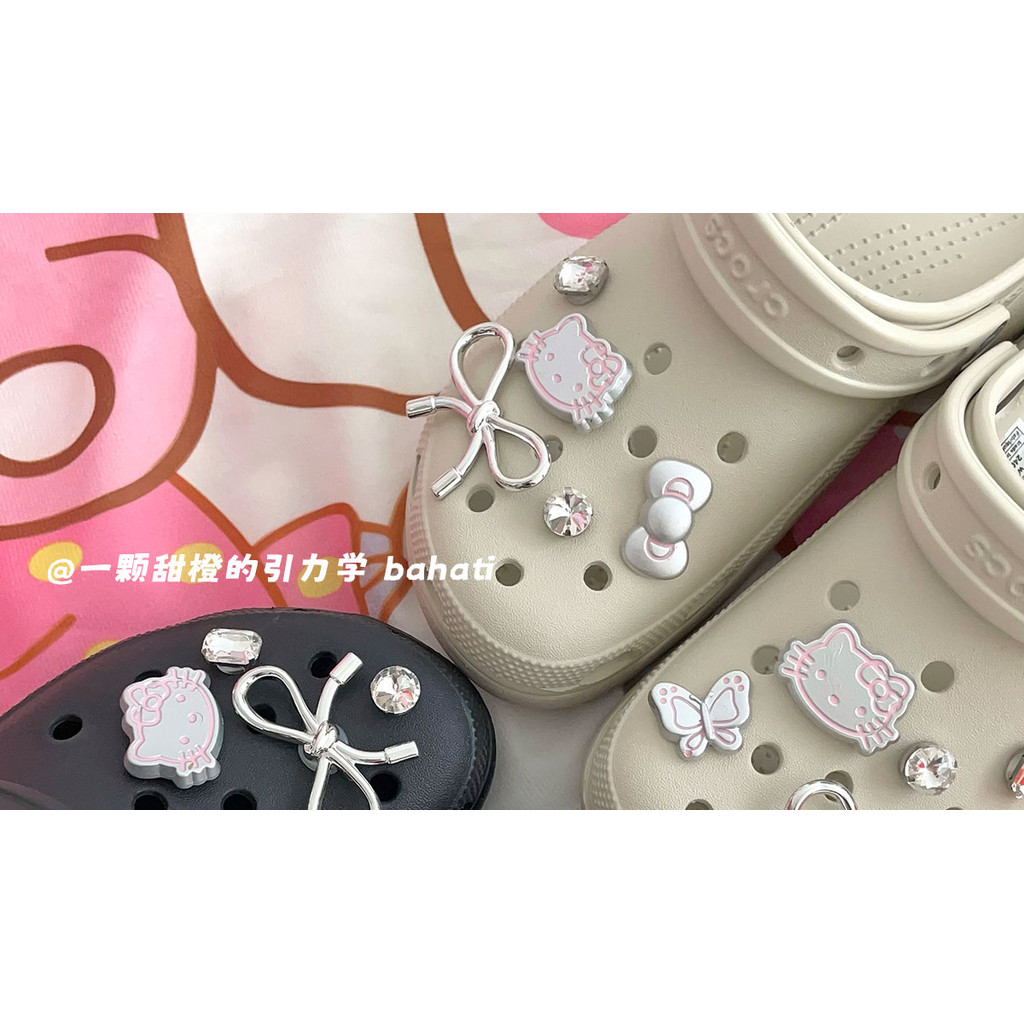 ชุด KT kitty สีเงิน ดอกไม้รองเท้า crosc ดั้งเดิม ดีไซน์ไม่ซ้ําใครใน ลูกอม crosc สีชมพู jibbits