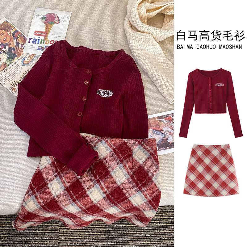 [Mtt Christmas Set] ขาวสุดๆ! [ชุดคริสต์มาสและปีใหม่] เสื้อคาร์ดิแกนถักสีแดงกระโปรงลายสก๊อตผู้หญิงสองชิ้น