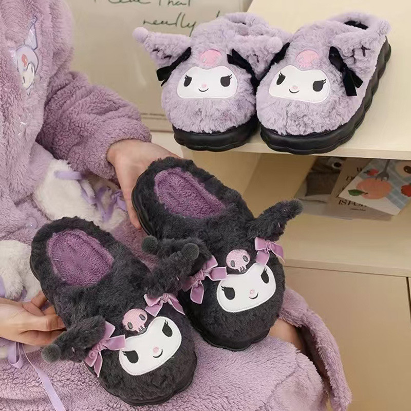 SANRIO ซานริโอ ทํานอง คุโรมิ รองเท้าแตะผ้าฝ้ายสําหรับผู้หญิง 2024 ฤดูหนาวตุ๊กตาอบอุ่นการ์ตูนรองเท้าบ้าน