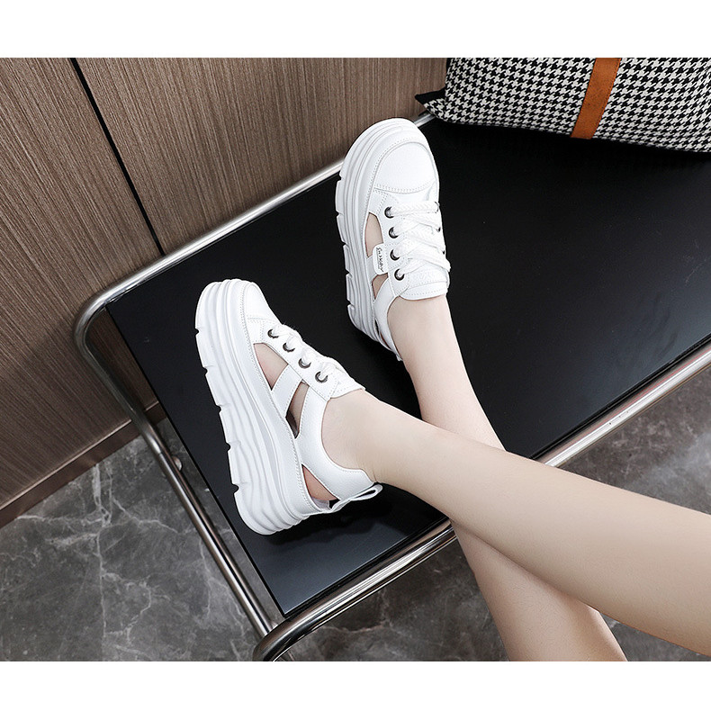 รองเท้าสีขาวขนาดเล็กผู้หญิงฤดูร้อนกลวงระบายอากาศรองเท้าแตะรองเท้าลําลองด้านในเพิ่มความสูงหนา พื้นรองเท้า รองเท้า - รูปที่ 4