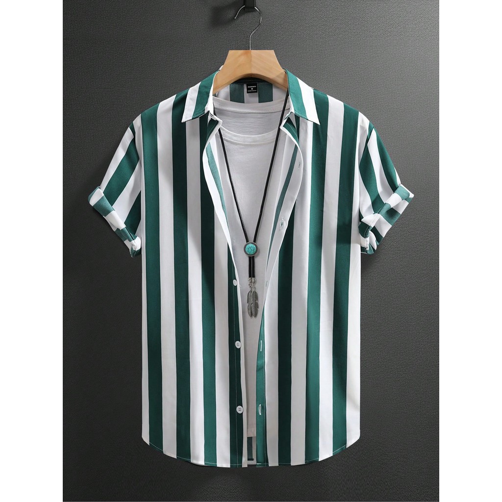 Manfinity Homme Summer Sleeve Summer เสื้อยืดลายทางและพิมพ์ลาย คอปกมีกลับด้านและปิดด้านหน้ามีกระดุม