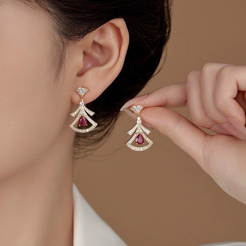 925 เงินสเตอร์ลิงสไตล์ใหม่ Diamond-Studded Ruby สมาร์ทพัดลมรูปกระโปรงหญิง High-End Design All-Match สุภาพสตรีรุ่นสูง