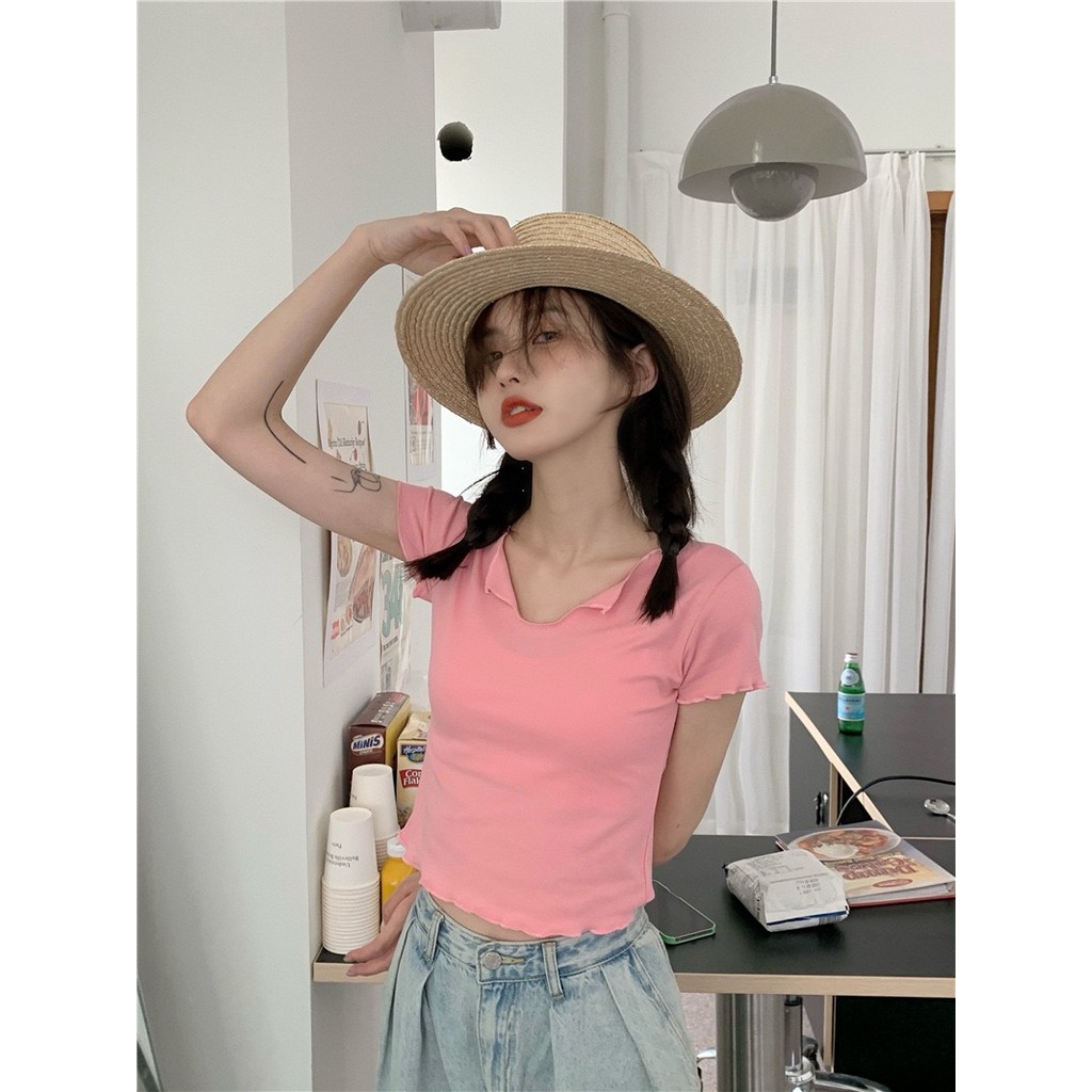 PX เสื้อครอปผู้หญิง แมชท์ง่าย เสื้อครอปแขนสั้น ขอบหยัก คอวี สไตล์มินิมอล น่ารักเรียบง่าย L-3XL สาวอวบใส่ได้