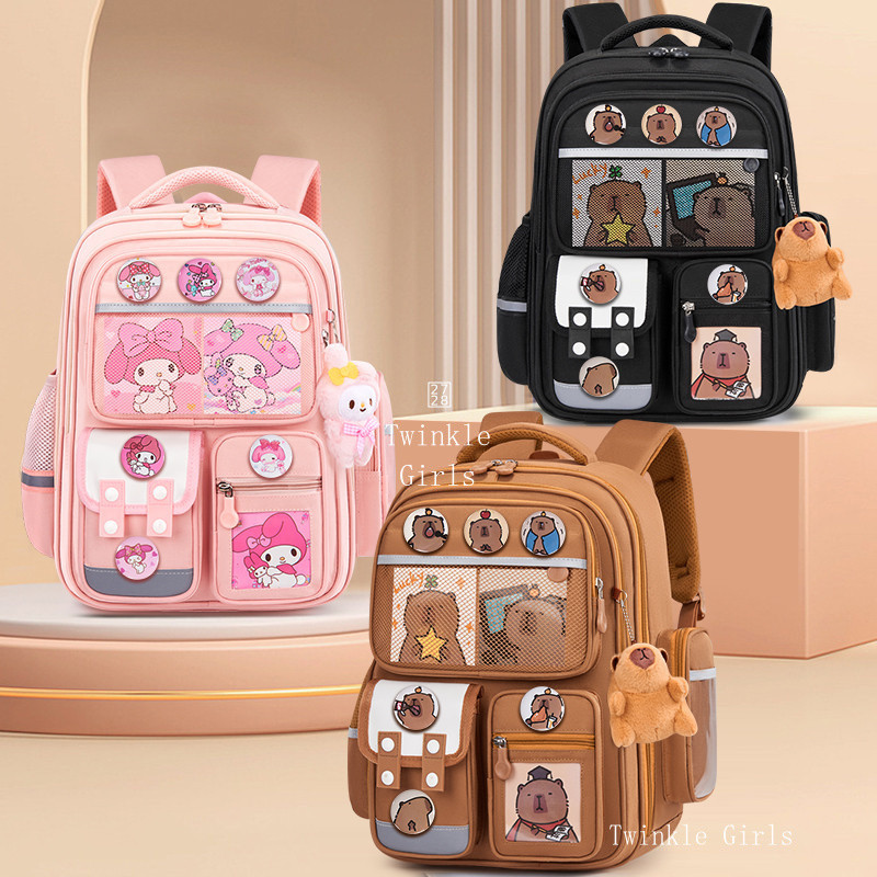 Capybara Kuromi Cinnamoroll กระเป๋านักเรียนเด็กประถมกระเป๋าเป้สะพายหลังป้องกันกระดูกสันหลังความจุขนาดใหญ่สำหรับเด็ก คาปิบารา คุโรมิ My Melody น่ารักกระเป๋าเป้สะพายหลังกันน้ำสำหรับเด็กผู้หญิงเกรด1-3-6