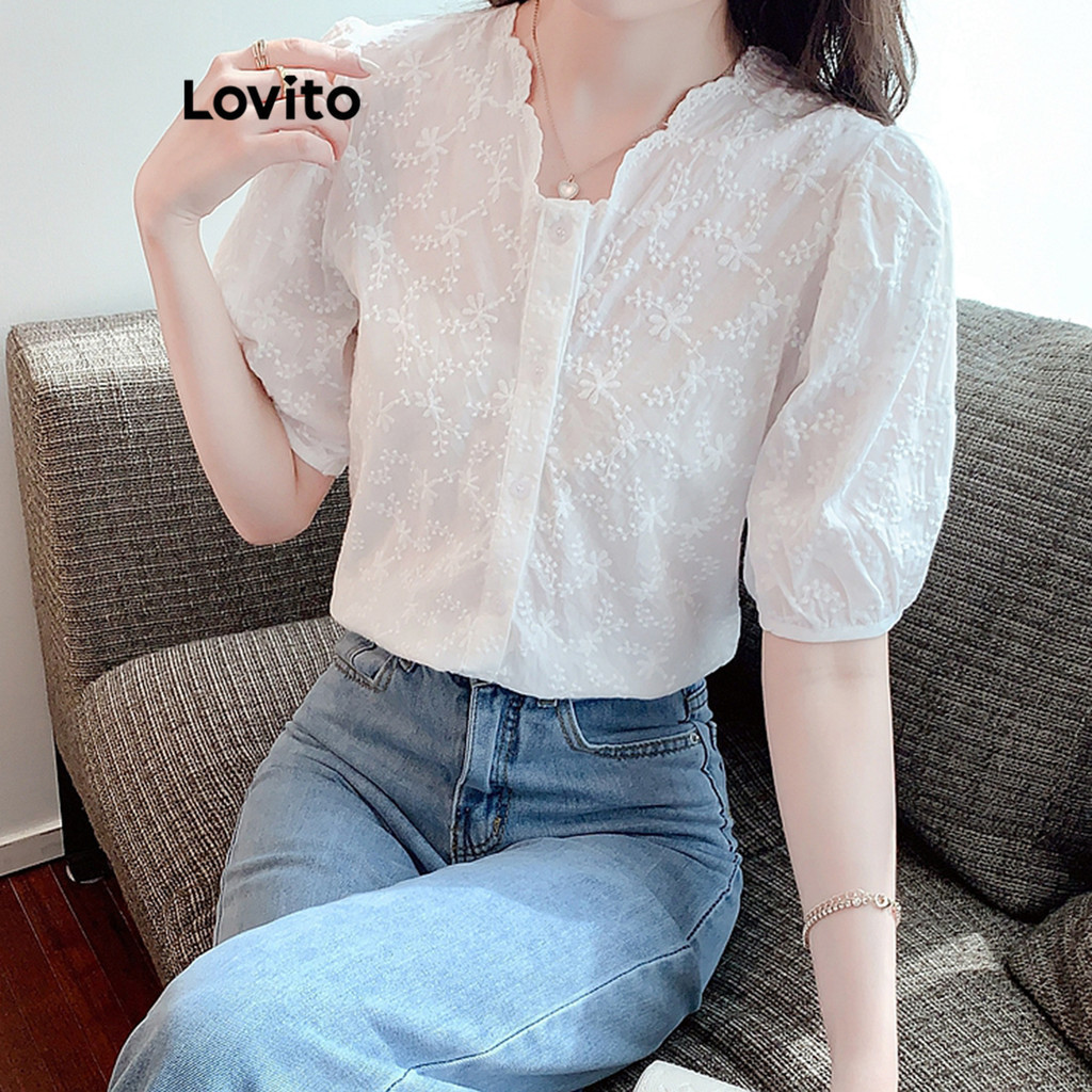 Lovito เสื้อเบลาส์ผู้หญิง ปักลายตาไก่ สีพื้น สไตล์หรูหรา LNL34005 (สีขาว)