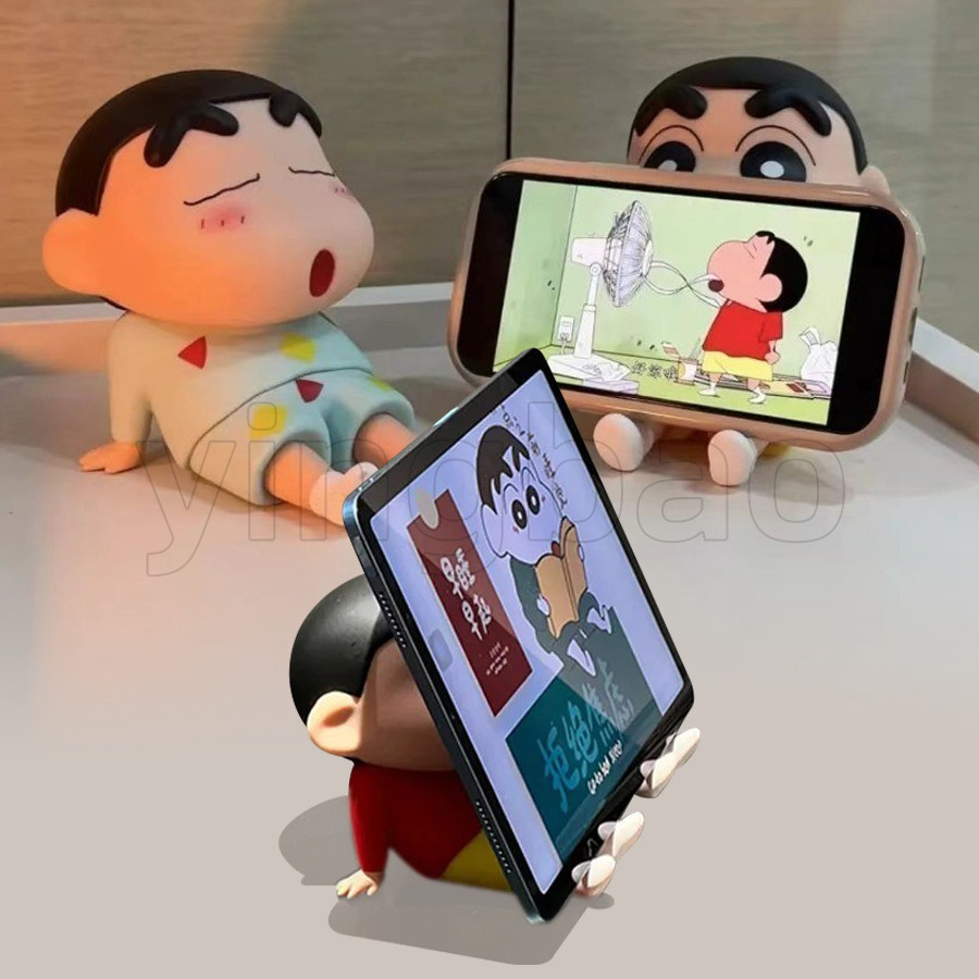 Crayon Shin-Chan ที่วางโทรศัพท์ Kawaii อะนิเมะเครื่องประดับเดสก์ท็อปการ์ตูนดูทีวีสนับสนุนโทรศัพท์