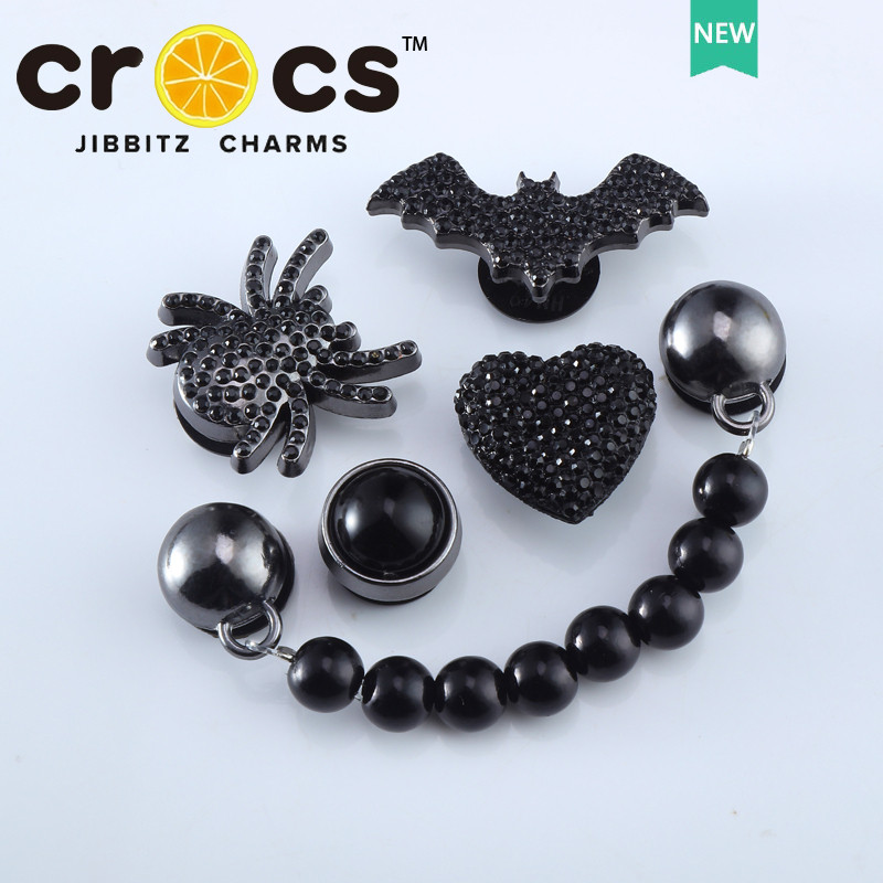 jibbitz crocs หัวเข็มขัดรูรองเท้า อุปกรณ์เสริมโลหะสีดำ ตกแต่ง หัวเข็มขัด แมงมุม ค้างคาว ไข่มุกสีดำ รองเท้าแฟชั่น อุปกรณ์เสริม จิ๊บบิท ตัวติดรองเท้า crocs