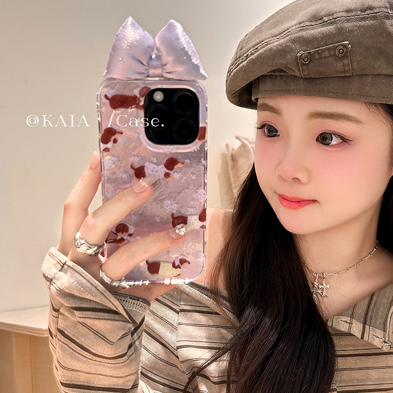 Huiwanju ดอกไม้สีม่วงสุนัขดัชชุนเหมาะสําหรับ iPhone16promax เคสโทรศัพท์มือถือ ip13 ใหม่ 13 โบว์สามมิ