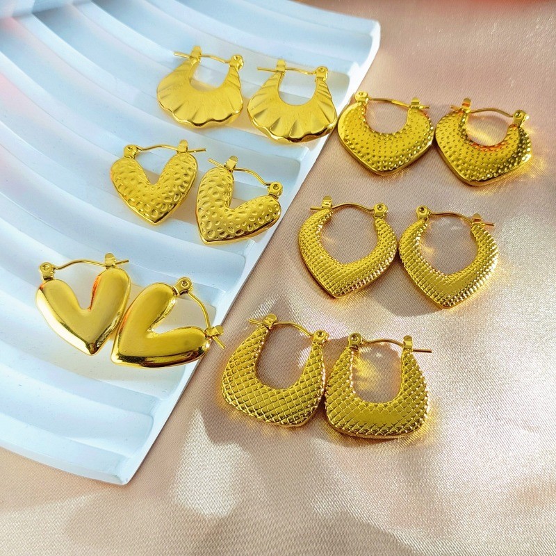 Minimalist Titanium Steel lOVE Golden ต่างหูหรูหรา High-End ต่างหูไฮดรอลิกภาษาฝรั่งเศสคําคลิปหูต่างหู