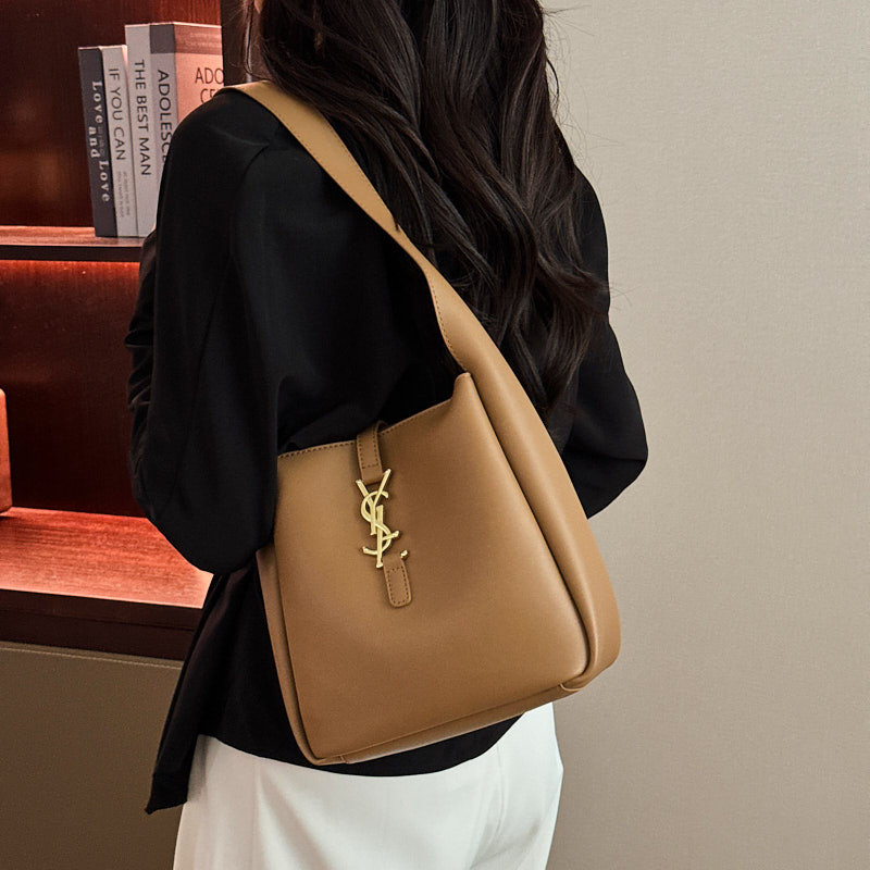 Niche Design ใหม่สไตล์กระเป๋าใต้วงแขนความจุขนาดใหญ่ High-End Feel Bucket Bag แฟชั่น All-Match