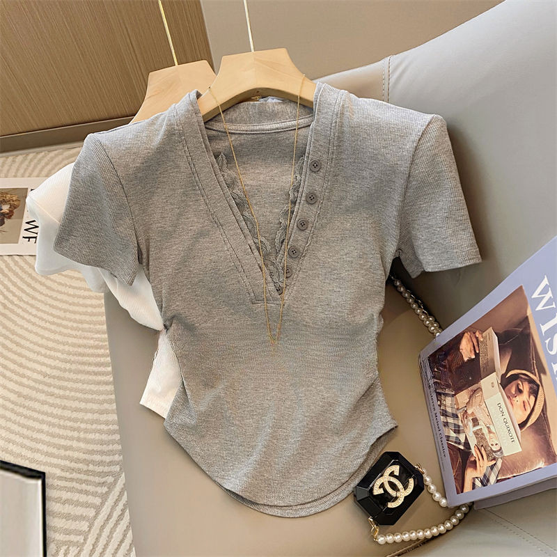 เสื้อยืดแขนสั้นคอวีลูกไม้ย้อนยุคผู้หญิงจีบสลิมฟิตด้านบน