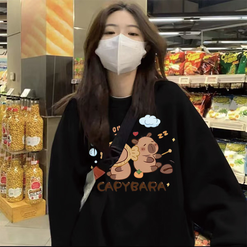 ฤดูใบไม้ร่วงและฤดูหนาวซอกน่ารักการ์ตูนพุทธ คาปิบาระ พิมพ์เสื้อแขนยาวเสื้อสวมหัวสําหรับผู้ชายและผู้หญิงแฟชั่นคู่ลําลองคอกลมเสื้อด้าน