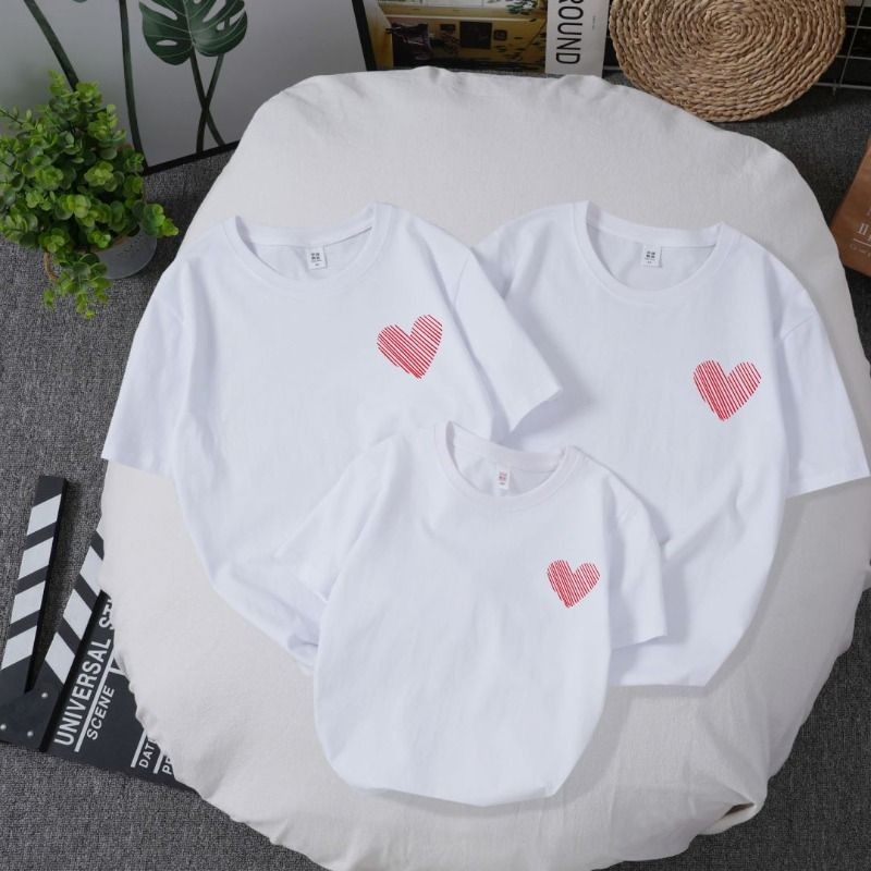 🔥พร้อมส่ง&COD🔥RINA STUDIO เสื้อผ้าพ่อแม่ลูก Heart-shapedการพิมพ์กราฟิก ชุดครอบครัวแขนสั้นผ้าฝ้าย 100%