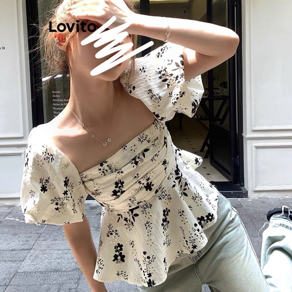 Lovito เสื้อเบลาส์ มีจีบ ลายดอกไม้ สไตล์ลำลอง สำหรับผู้หญิง LNA21172 (หลากสี)