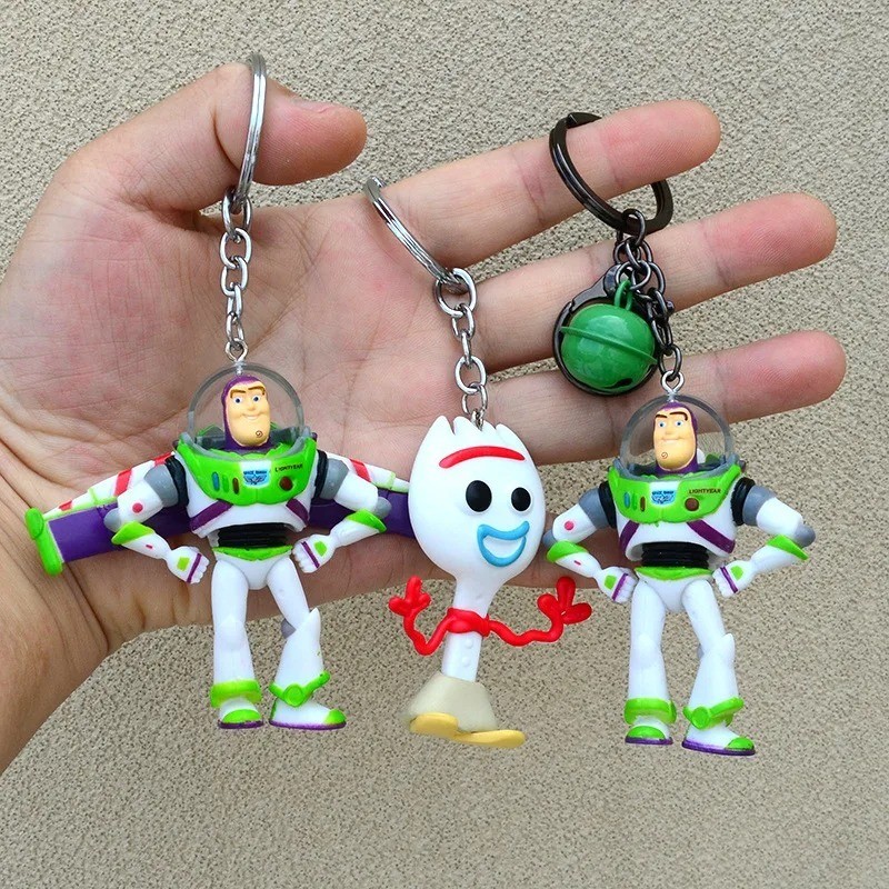 Toy Story Animation อุปกรณ์ต่อพ่วง Buzz Lightyear พวงกุญแจ Woody การ์ตูนกระเป๋าเป้สะพายหลัง Charms ของเล่นเด็กของขวัญ