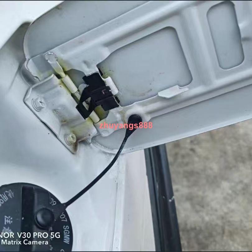 Nissan Yida/Tiida/Sylphy/Teana/Liwei/Esscape/Bluebird การใช้ถังประตูฤดูใบไม้ผลิหัวเข็มขัดการใช้ถังหมวก Shrapnel Nissan ชิ้นส่วน