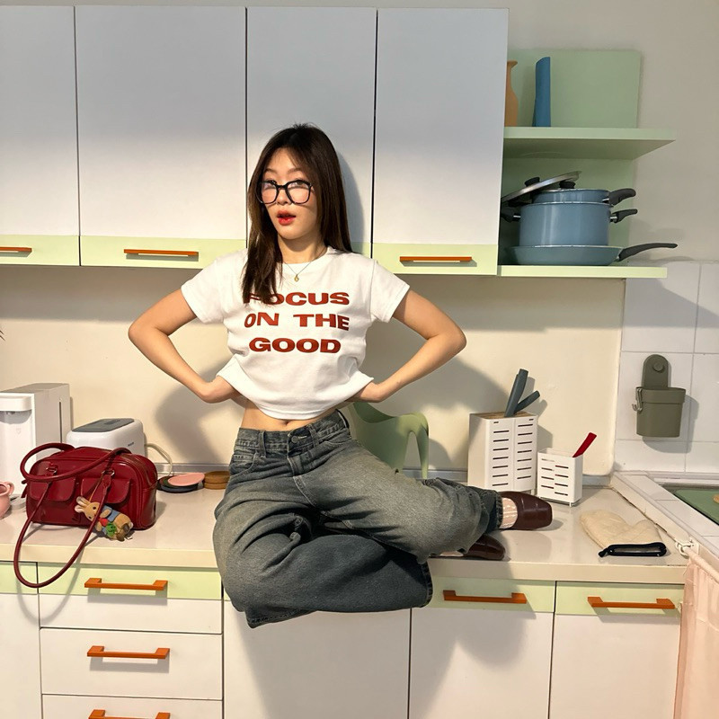 （จัดส่งตลอด 24 ชั่วโมง） feel good crop top เสื้อยืดแขนสั้นสไตล์เกาหลี Y2K สำหรับผู้หญิง เทรนด์มิลเลนเนียล ราคา ถูกที่สุด ดีลบีเคเค แกลเลอรีภาพที่ 2