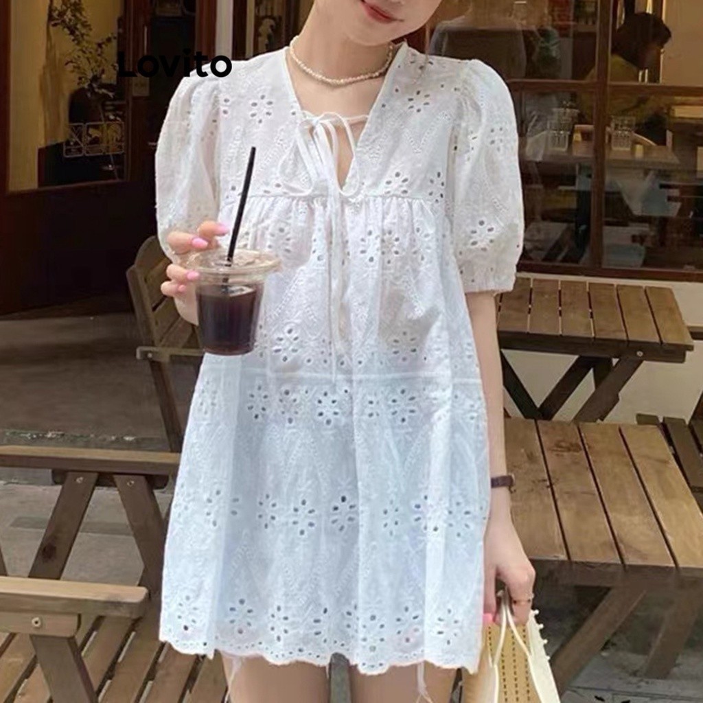 Lovito เสื้อเบลาส์ผู้หญิง ผ้าแจ็คการ์ด ปักตาไก่ ผูกเชือก สีพื้น สไตล์ลำลอง LNE24143 (สีขาว)
