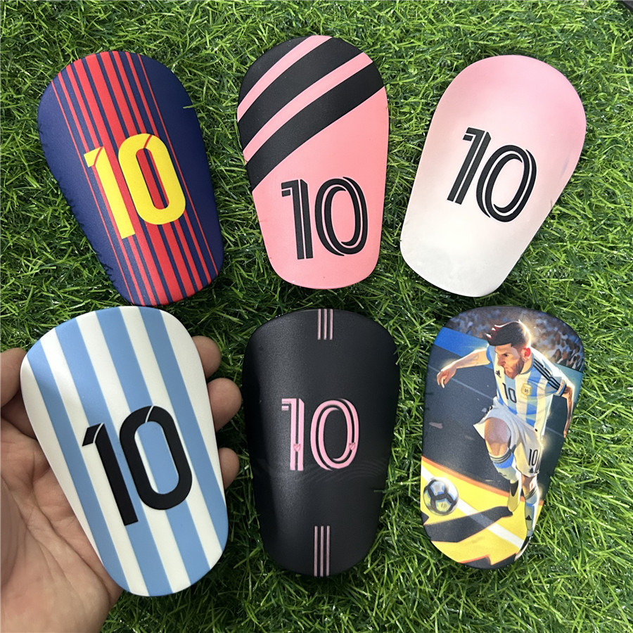 Messi Shin Pad ฟุตบอลเด็กเลกกิ้งรองเข่าอุปกรณ์ป้องกันการฝึกอบรม