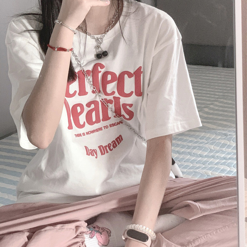 เสื้อยืดคอกลมแขนสั้นพิมพ์ลายตัวอักษรสำหรับผู้หญิง