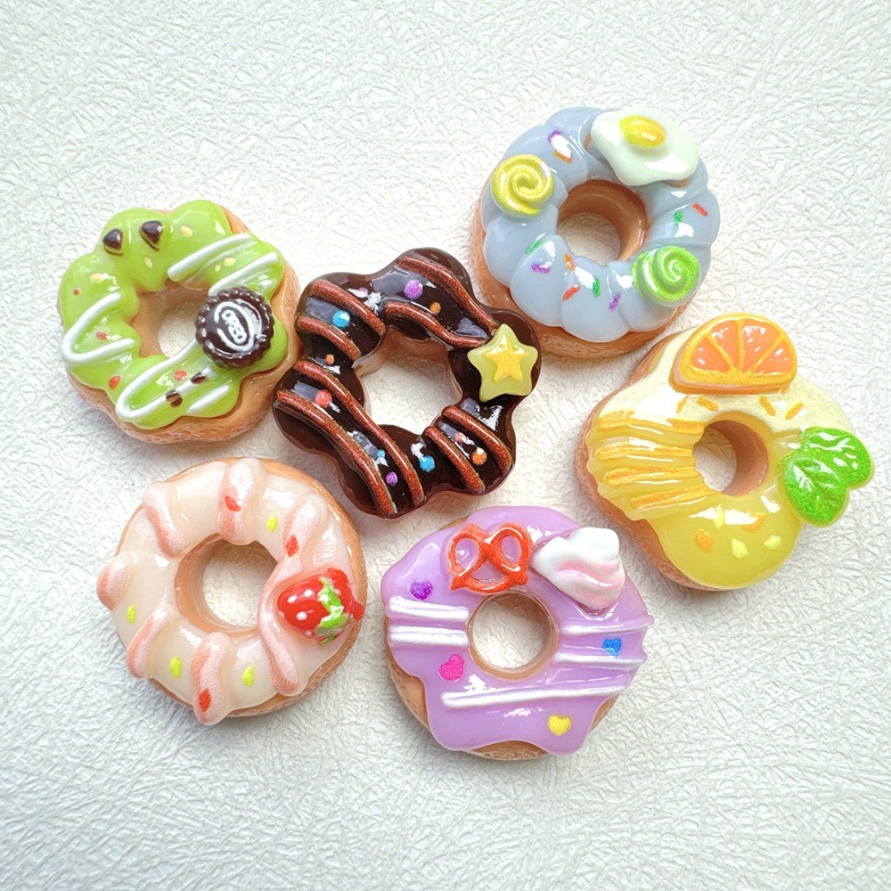 10pcs จําลอง Donuts อาหารเรซิ่น Flatbacks DIY Cabochons สําหรับ Headwear รองเท้าดอกไม้จี้อุปกรณ์ตกแต่ง