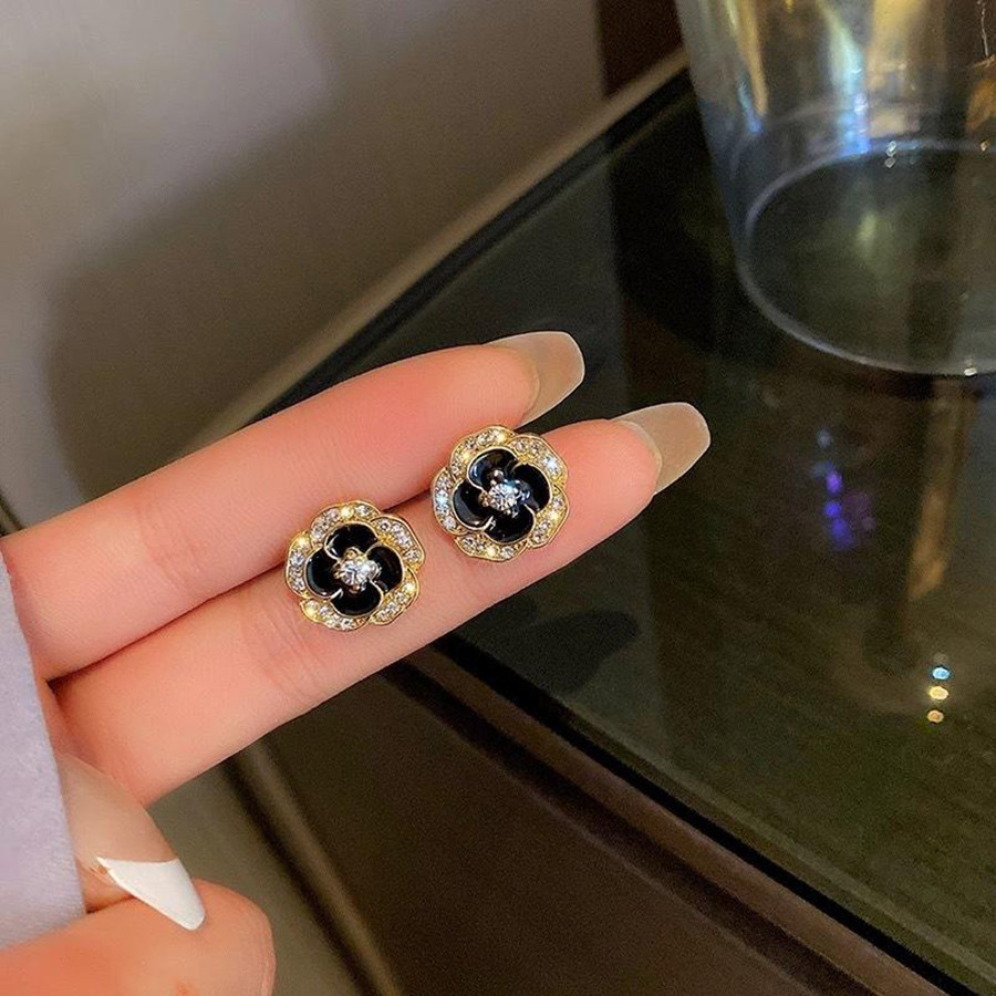 สไตล์ฮ่องกงหรูหราเรียบง่ายเพชรเรียงรายสีดําสองชั้นต่างหูกุหลาบนิชอารมณ์เฉพาะ High-En