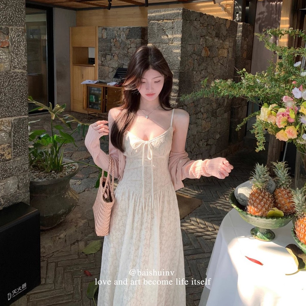 [ร้านค้าขายร้อน] ลูกไม้ฝรั่งเศสยืด ผ้าแจ็คการ์ด คอวีแขวนกระโปรงยาวหญิงริมทะเลวันหยุดลูกไม้ขึ้นชุด