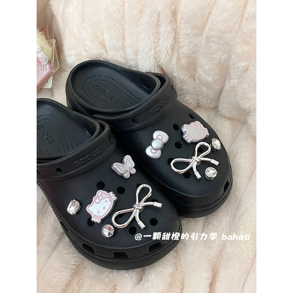 ชุด KT kitty สีเงิน ดอกไม้รองเท้า crosc ดั้งเดิม ดีไซน์ไม่ซ้ําใครใน ลูกอม crosc สีชมพู jibbits