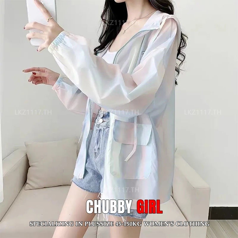 Plus Size เสื้อผ้าสาวอวบ เสื้อโค้ทกันแดดไซส์ใหญ่ผู้หญิงเสื้อคาร์ดิแกนมีฮู้ดผ้าไหมน้ำแข็งแบบบางหลวมแขนยาวระบายอากาศป้องกันรังสียูวีฤดูร้อน