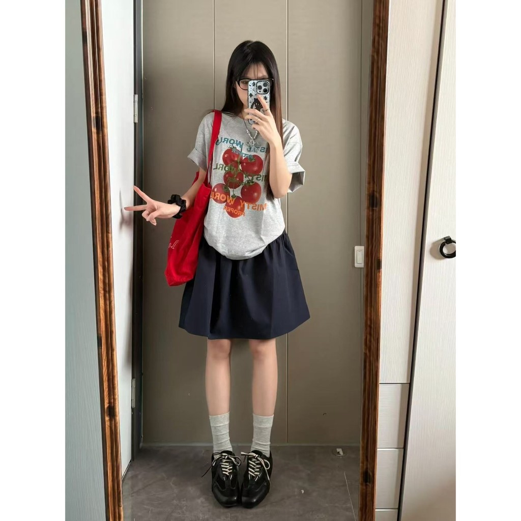 2025 เสื้อยืดแขนสั้นผู้ชายและผู้หญิงแฟชั่นเกาหลีรุ่นใหม่ฤดูร้อนพิมพ์มะเขือเทศ สบายและระบายอากาศได้ สีพื้น คอกลม