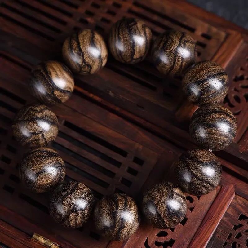 [3659 คนที่รวบรวม] สร้อยข้อมือไม้กฤษณาธรรมชาติบริสุทธิ์จากเวียดนาม สร้อยข้อมือเล่นวัฒนธรรม กลิ่นหอมแรง สร้อยข้อมือเครื่องประดับลูกปัดพุทธสำหรับผู้ชาย ราคา ถูกที่สุด ดีลบีเคเค แกลเลอรีภาพที่ 5