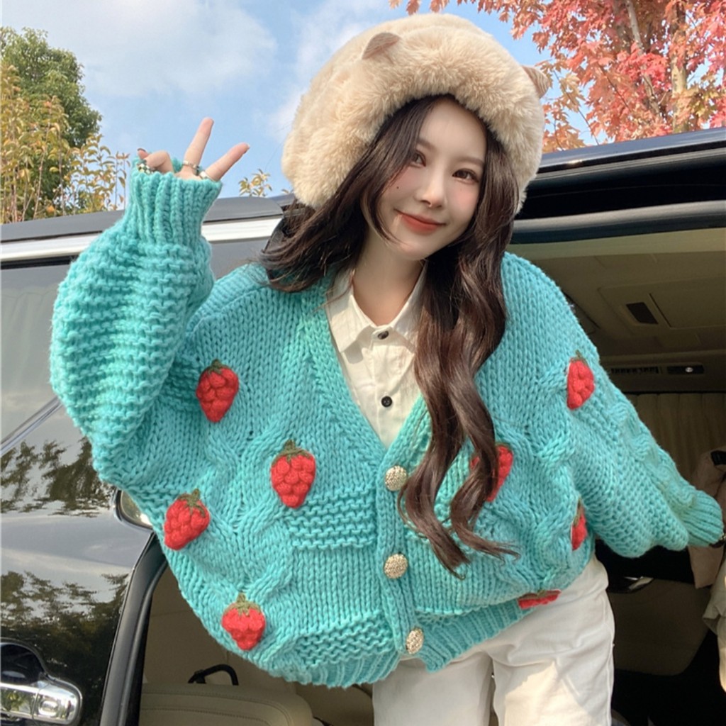 เสื้อคาร์ดิแกนสเวตเตอร์ถักแบบอ่อนโยนและหวานสไตล์เกาหลีรุ่นใหม่สำหรับผู้หญิงเสื้อแจ็คเก็ตแขนยาวสำหรับฤดูใบไม้ร่วงและฤดูหนาวเสื้อแจ็คเก็ตขนแกะสไตล์มิงค์อินเทรนด์