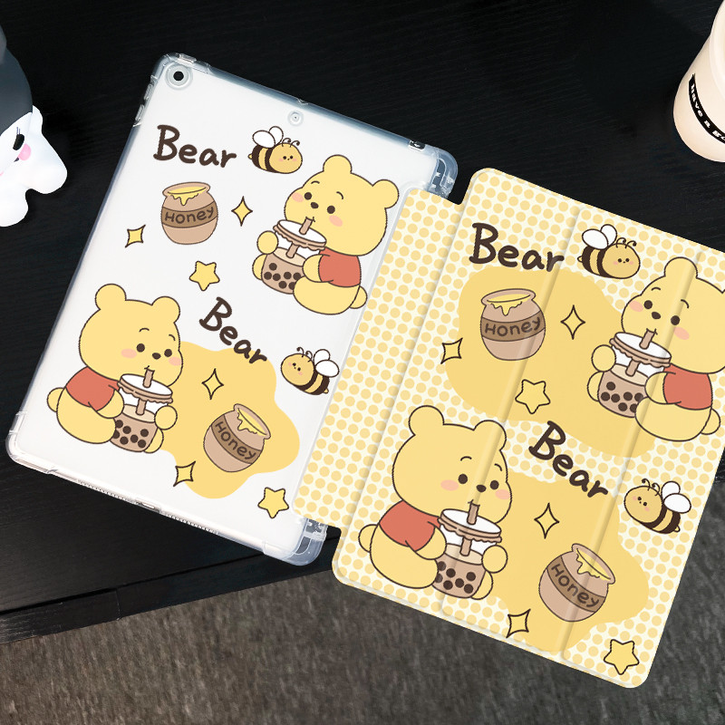 ป้องกันกรณีสําหรับ iPad 10th 9th 8th 7th 11th Air 6 M2 Air 5 Air 4 Pro 11 Air 7 M3 2025 ดื่มนมชา Winnie the Pooh กันกระแทกดินสอสล็อตปลอกอ่อนสําหรับ iPad