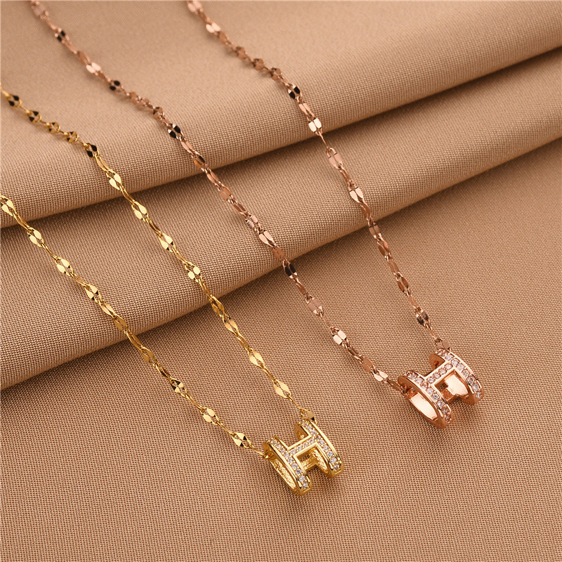 [เหล็กไทเทเนียม] ความรู้สึกระดับไฮเอนด์ 18k Gold-Plated ฝังเต็มเพชรตัวอักษร H จี้สร้อยคอหญิงหรูหราไม่ซีดจางแฟชั่นสร้อยคอทุกคู่