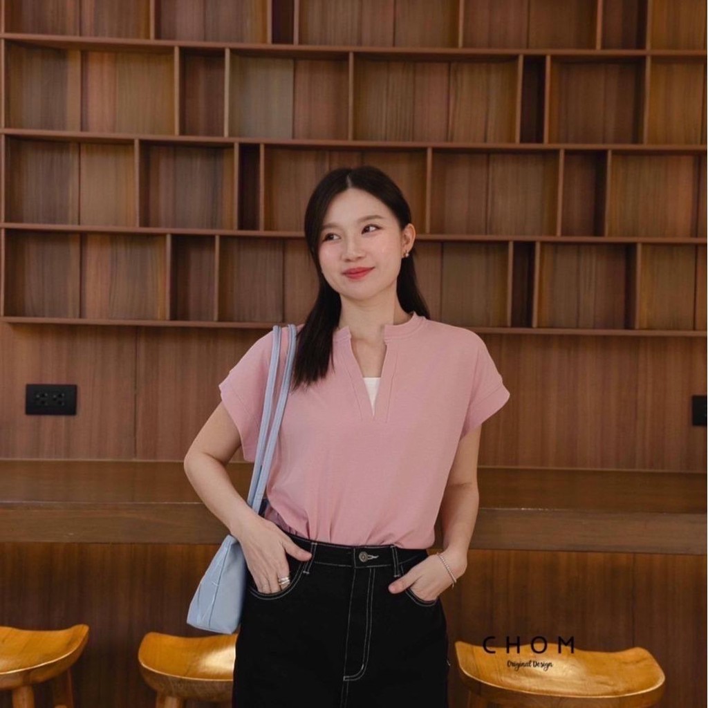 เสื้อยืดแขนล้ำคอจีน เจาะวี อกใหญ่ ผ้ายูนิ เกรด A เนื้อผ้านุ่ม A21 Chom KOB FTP84