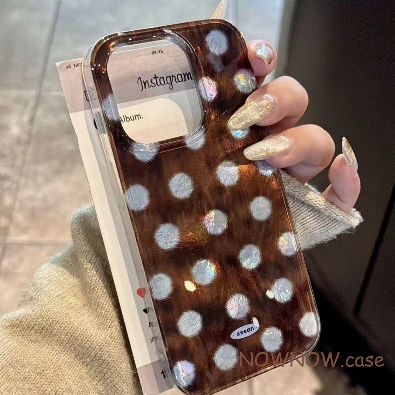 Iphone 16 15 14 13 12 11 Pro Max X XR XS Max 7 8 Plus INS ฤดูใบไม้ร่วงสีน้ําตาล polka dot สร้อยข้อมือตุ๊กตาเคสโทรศัพท์ปกอ่อน
