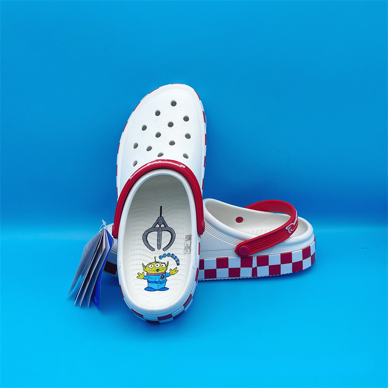 Toy Story การ์ตูนสามตาแบรนด์ร่วมรองเท้ารูข้ามผู้ชายผู้หญิงรองเท้าส้นเตี้ยมูลค่าสูงรองเท้าแตะกลางแจ้ง - รูปที่ 6