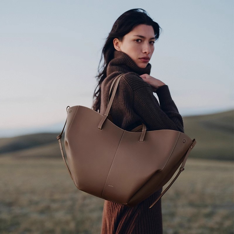 กระเป๋า Cime Top-handle มีสินค้าในสต็อก: กระเป๋าใส่ปีก, ถังหนัง, กระเป๋าเดินทางใหญ่